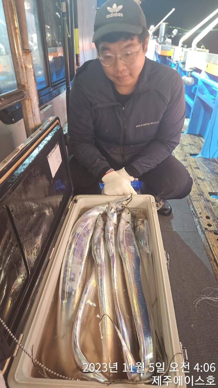 제주에이스호4일씨알굵은갈치조황입니다문의0103548347201038603472 (조황조행기 - 바다선상조황)