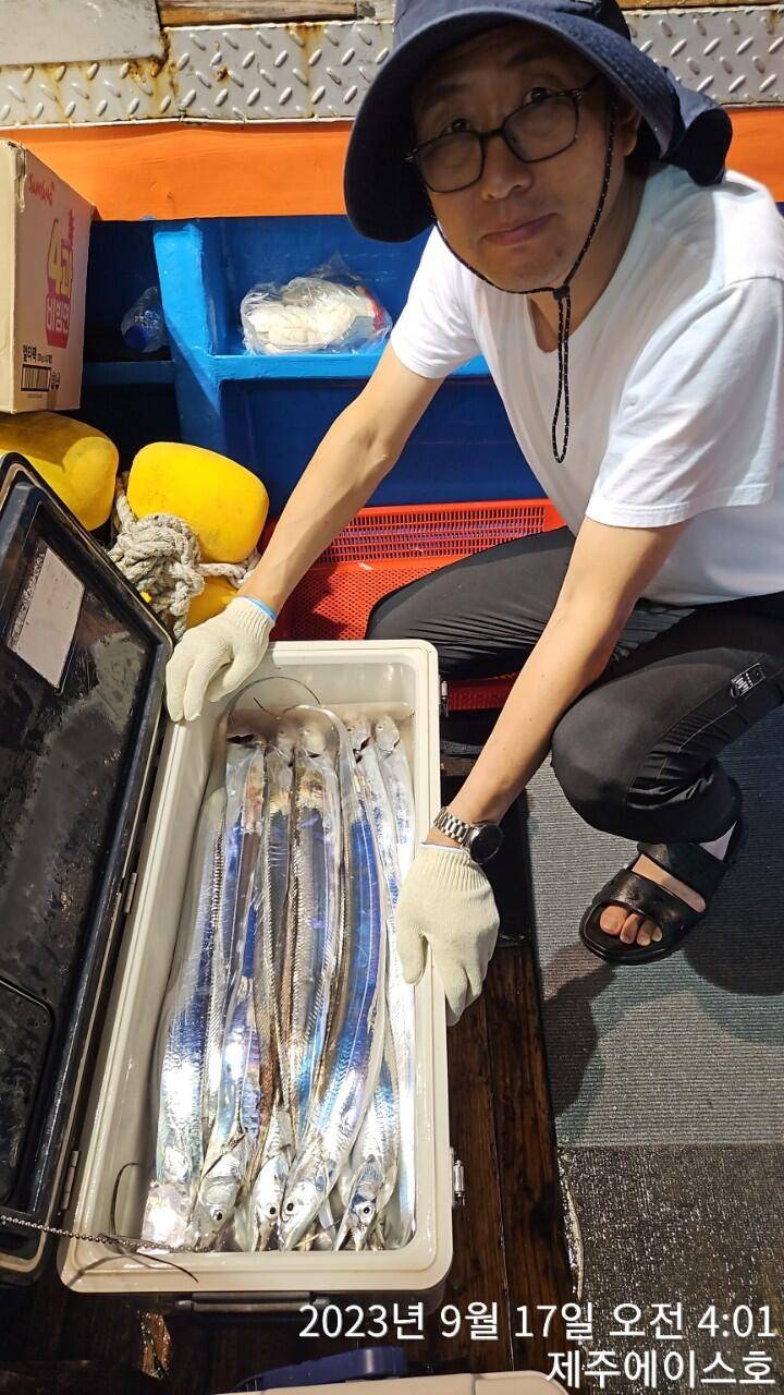 제주에이스호15일쿨러가득갈치 조황이닙다문의0103548347201038603472 (조황조행기 - 바다선상조황)