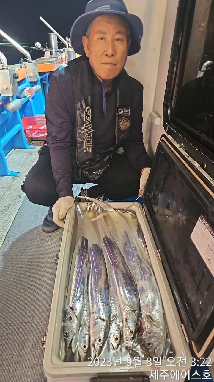 제주에이스호7일조기포장하면서쿨러가득갈치조황입니다문의0103548347201038603472 (조황조행기 - 바다선상조황)