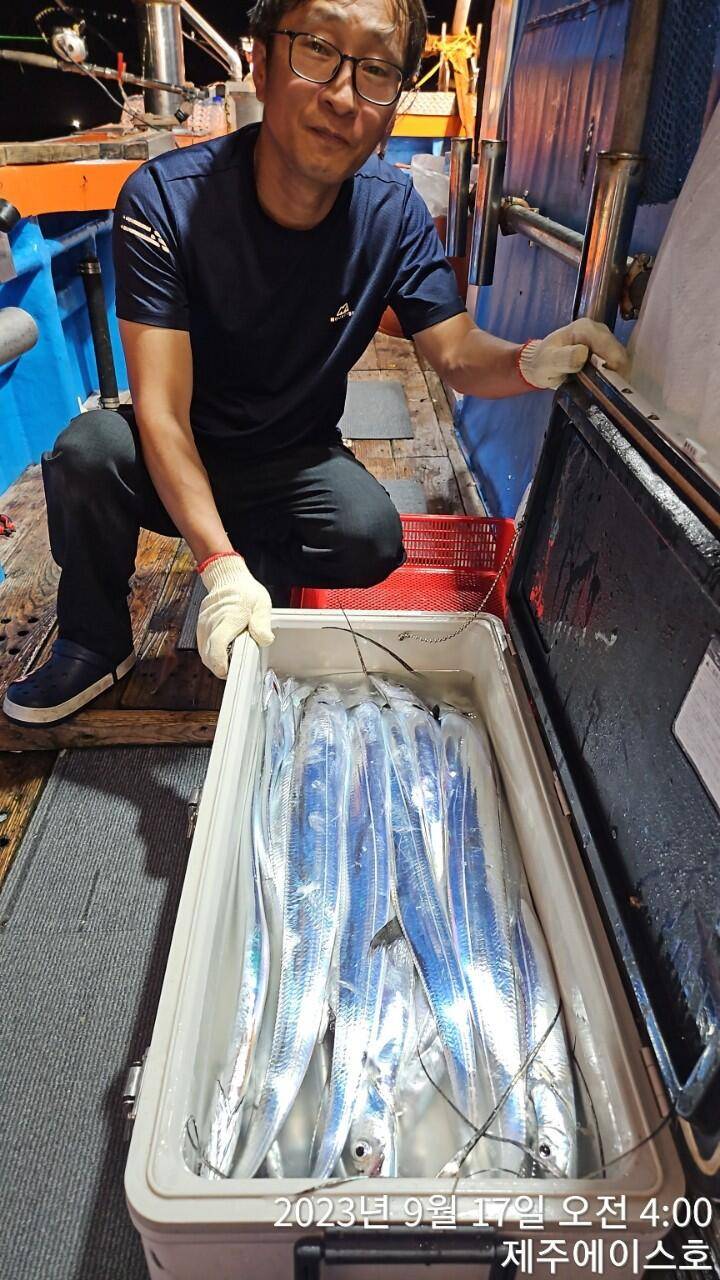 제주에이스호15일쿨러가득갈치 조황이닙다문의0103548347201038603472 (조황조행기 - 바다선상조황)