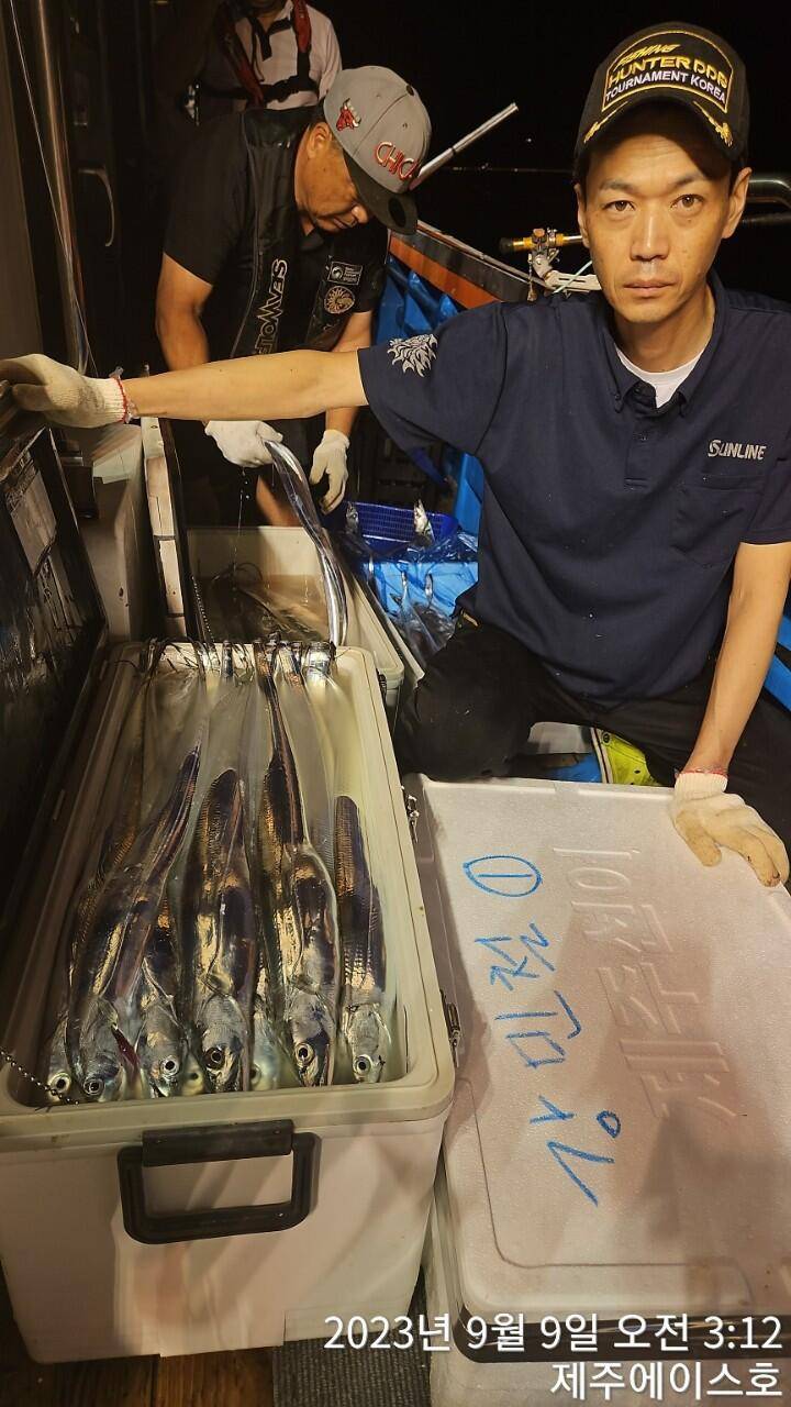 주에이스호8일갈치가 풍년입니다문의01035483472 01038603472 (조황조행기 - 바다선상조황)