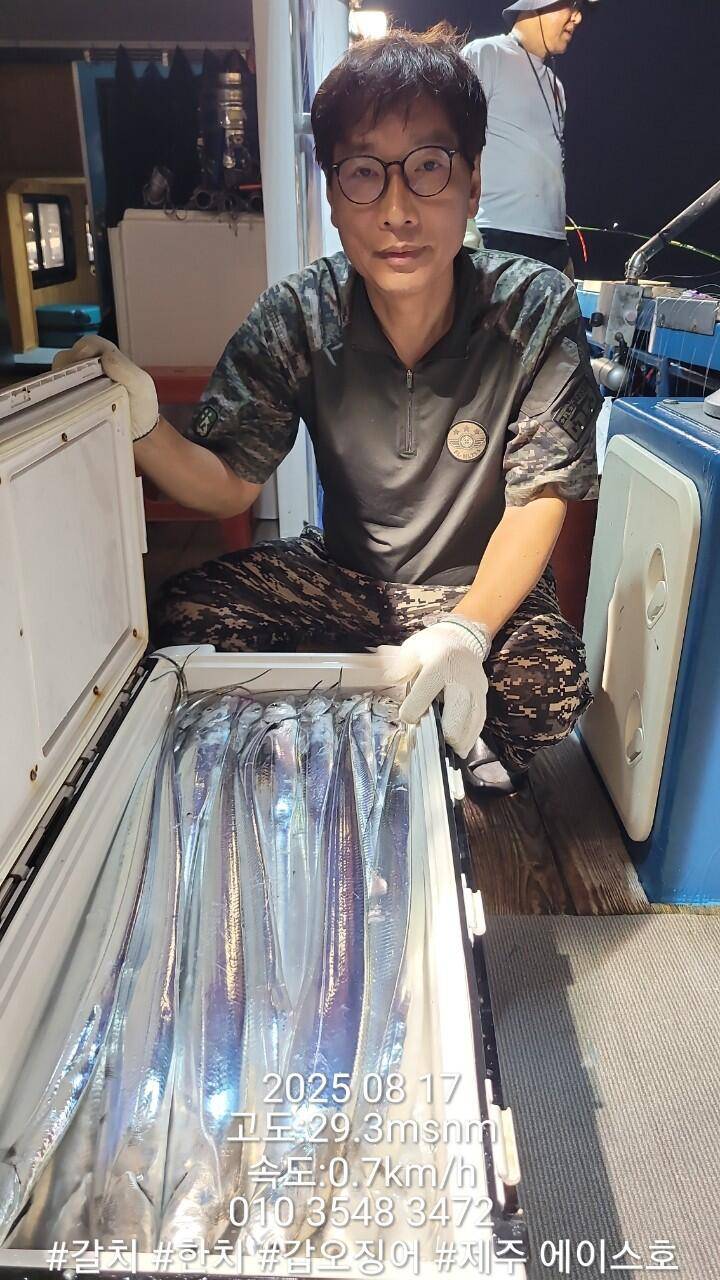 제주에이스호8월16일제주갈치조황입니다010 35483472010 3860 3472977톤22인승14석운 (조황조행기 - 바다선상조황)