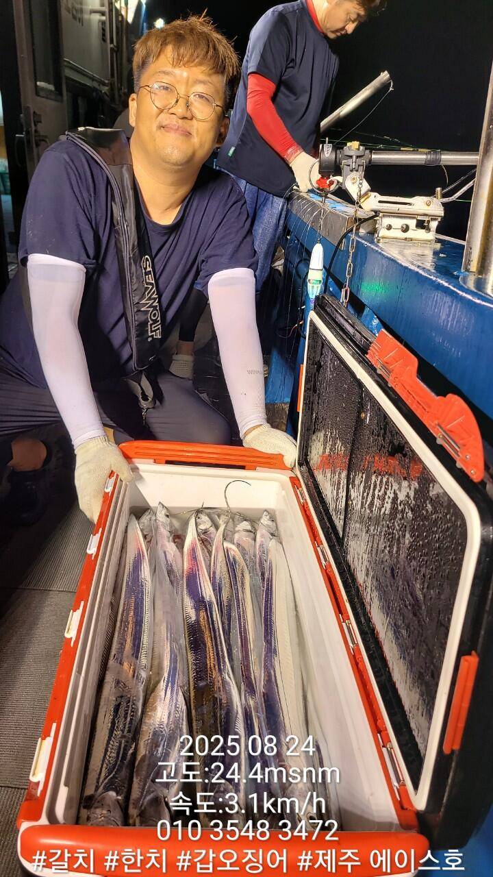 제주에이스호8월23일제주갈치조황입니다010 35483472010 3860 3472977톤22인승12석운전좌석봉돌투등기장착 청결은보장 (조황조행기 - 바다선상조황)