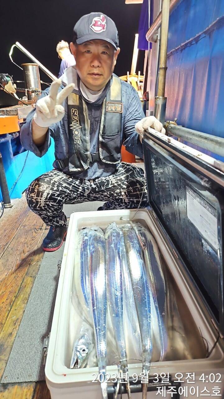 제주에이스호2일쿨러가득갈치조왕입니다문의0103548347201038606472 (조황조행기 - 바다선상조황)