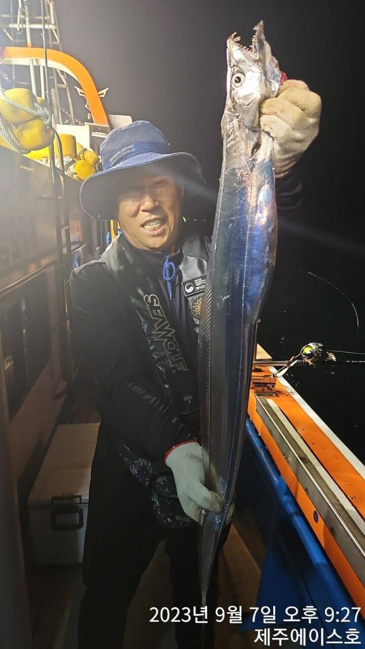 제주에이스호7일조기포장하면서쿨러가득갈치조황입니다문의0103548347201038603472 (조황조행기 - 바다선상조황)