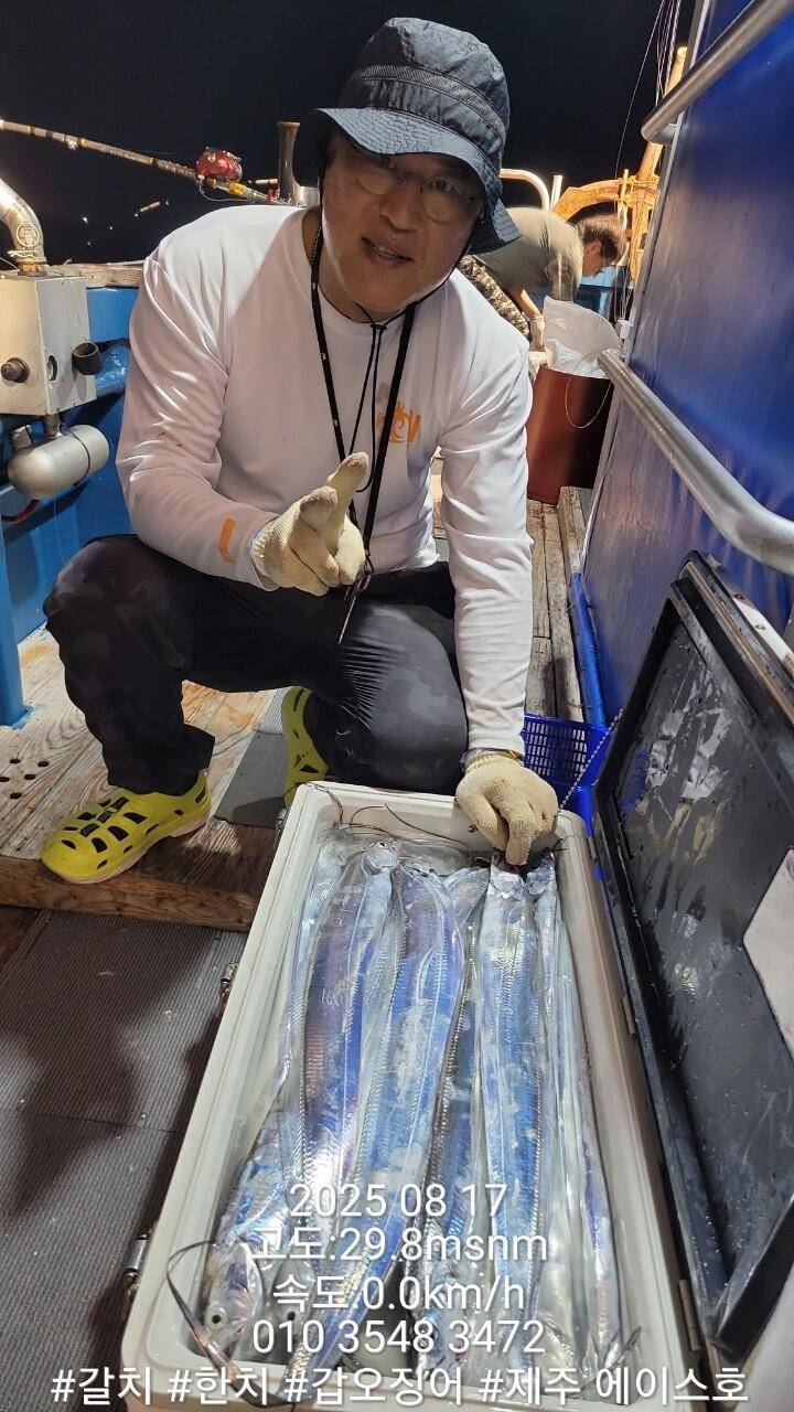 제주에이스호8월16일제주갈치조황입니다010 35483472010 3860 3472977톤22인승14석운 (조황조행기 - 바다선상조황)