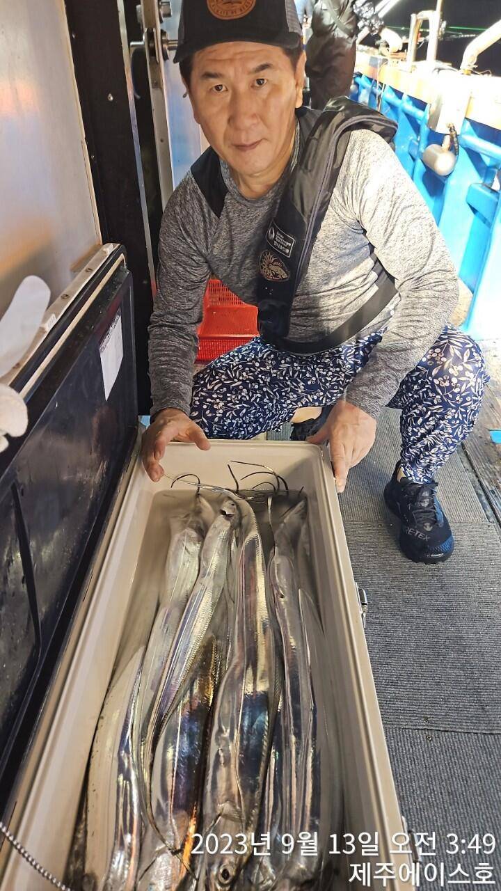 제주에이스호12일씨알굵은갈치조황입니다문의0103548347201038603472전좌석 자동봉돌투승기장착22인승 1… (조황조행기 - 바다선상조황)