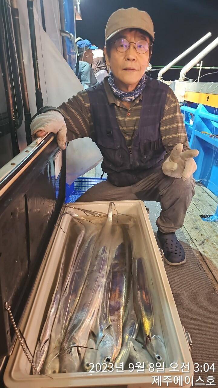 제주에이스호7일조기포장하면서쿨러가득갈치조황입니다문의0103548347201038603472 (조황조행기 - 바다선상조황)