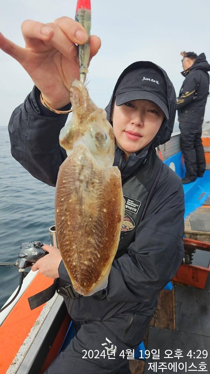 제주에이스호19일갑오징어조황입니다977톤16석운영문의 01035483472 (조황조행기 - 바다선상조황)