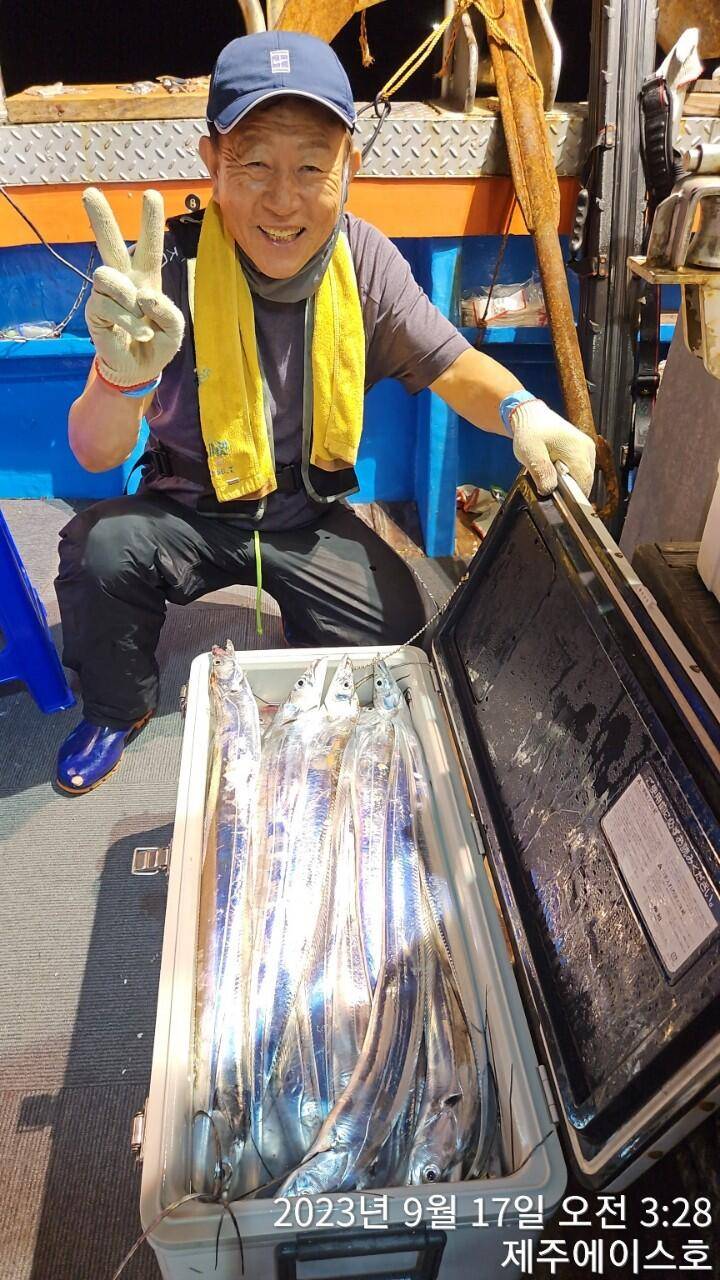 제주에이스호15일쿨러가득갈치 조황이닙다문의0103548347201038603472 (조황조행기 - 바다선상조황)