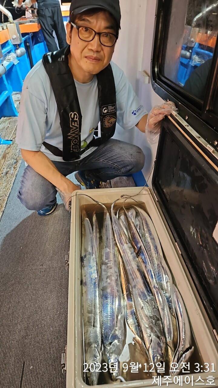제주에이스호11일쿨러가득 갈치조황입니다문의0103548347201038603472 (조황조행기 - 바다선상조황)