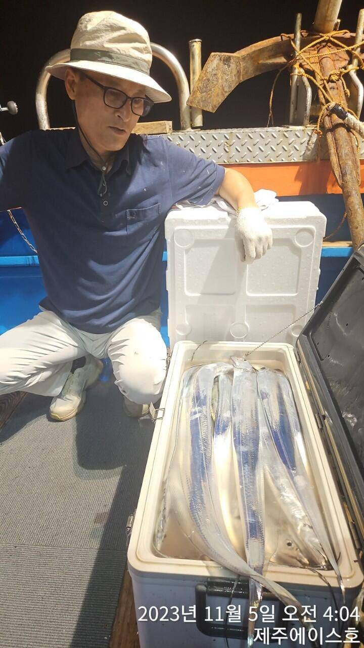 제주에이스호4일씨알굵은갈치조황입니다문의0103548347201038603472 (조황조행기 - 바다선상조황)