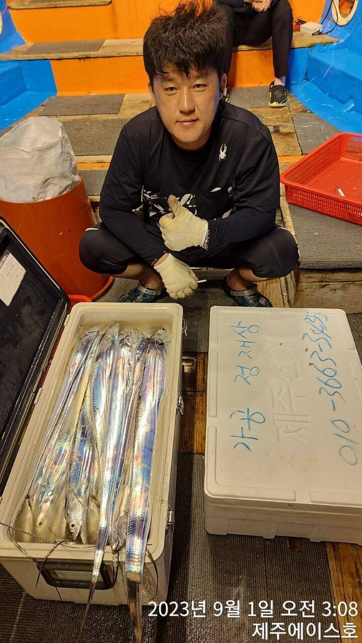 제주에이스호31일전원쿨러가득 갈치조황입니다문의0103548347201038603472 (조황조행기 - 바다선상조황)