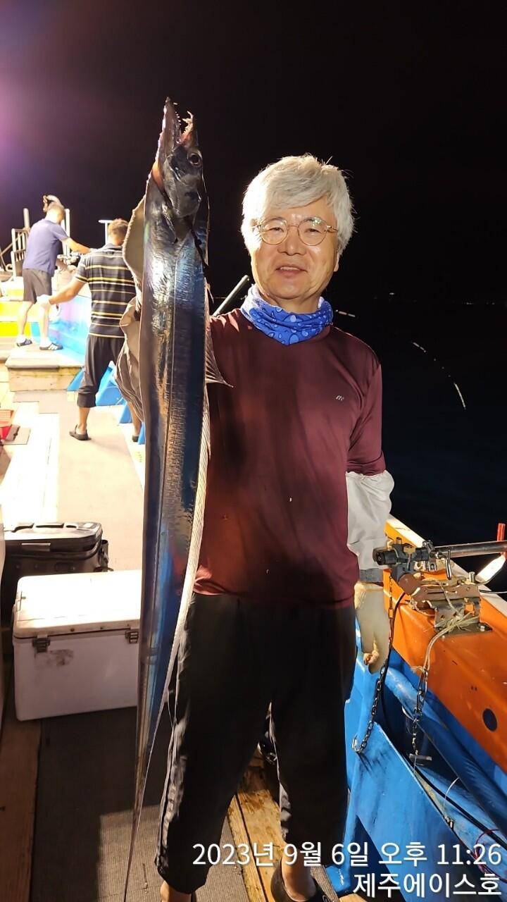 제주에이스호6일쿨러가득갈치조황입니다 문의01035483472 01038603472 (조황조행기 - 바다선상조황)