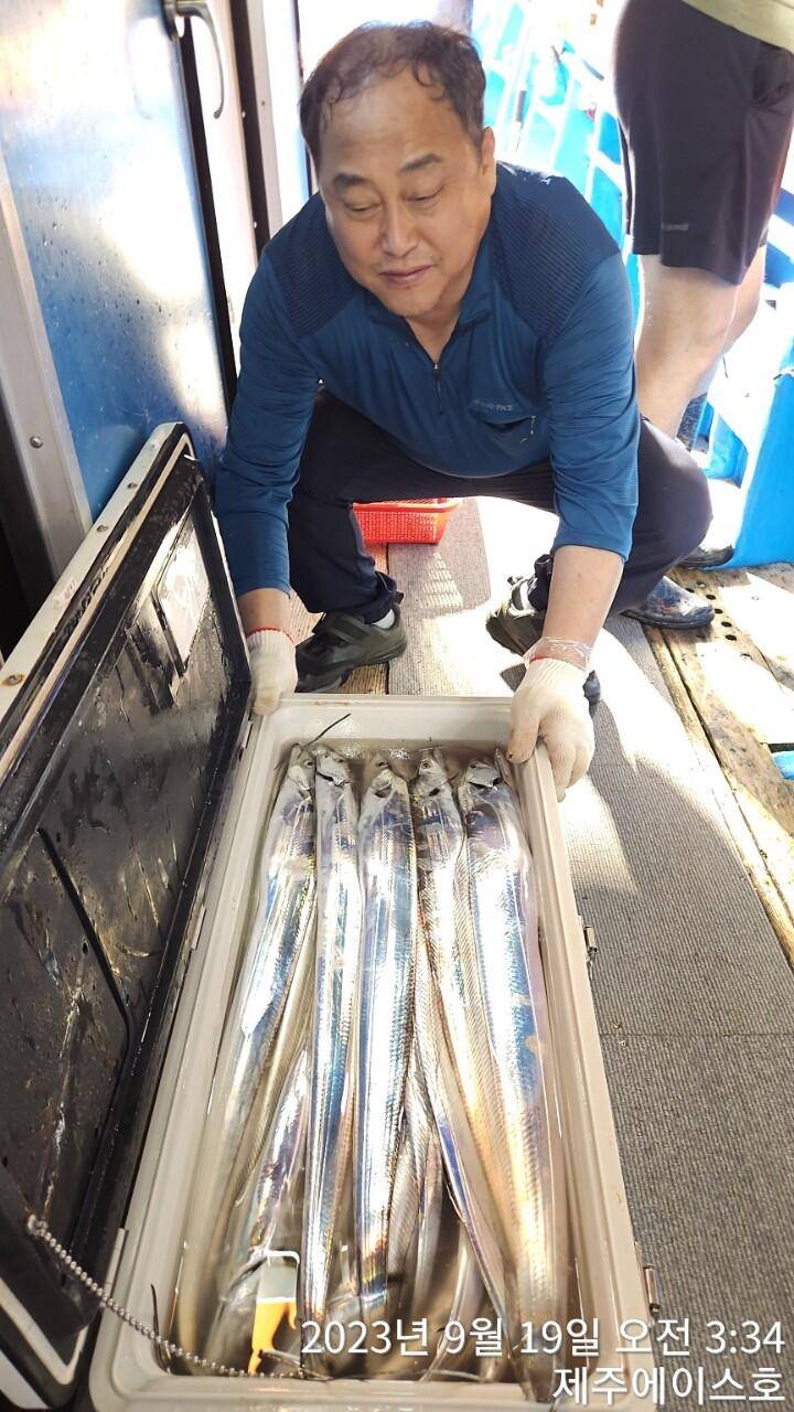 제주에이스호18일오늘도쿨러가득갈치조황입니다 문의0103548347201038603472 (조황조행기 - 바다선상조황)