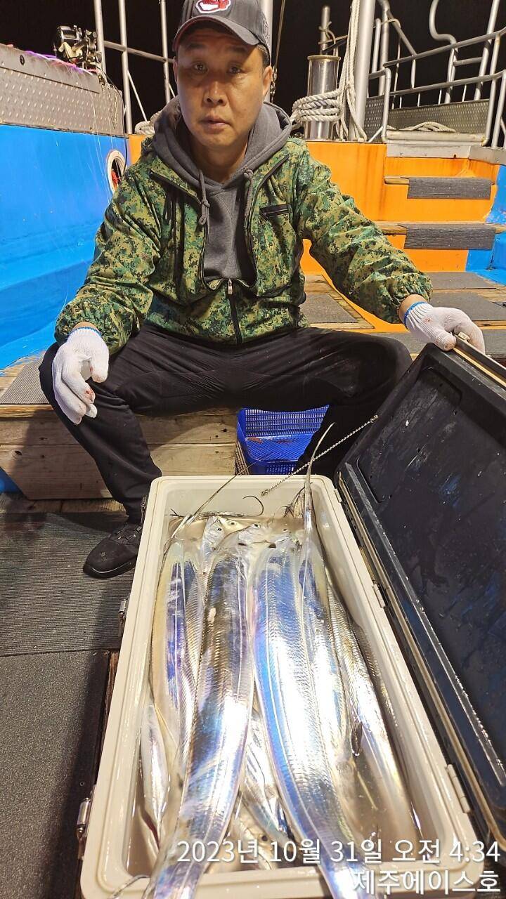 제주에이스호30일대갈치조황입니다문의0103548347201038603472 (조황조행기 - 바다선상조황)
