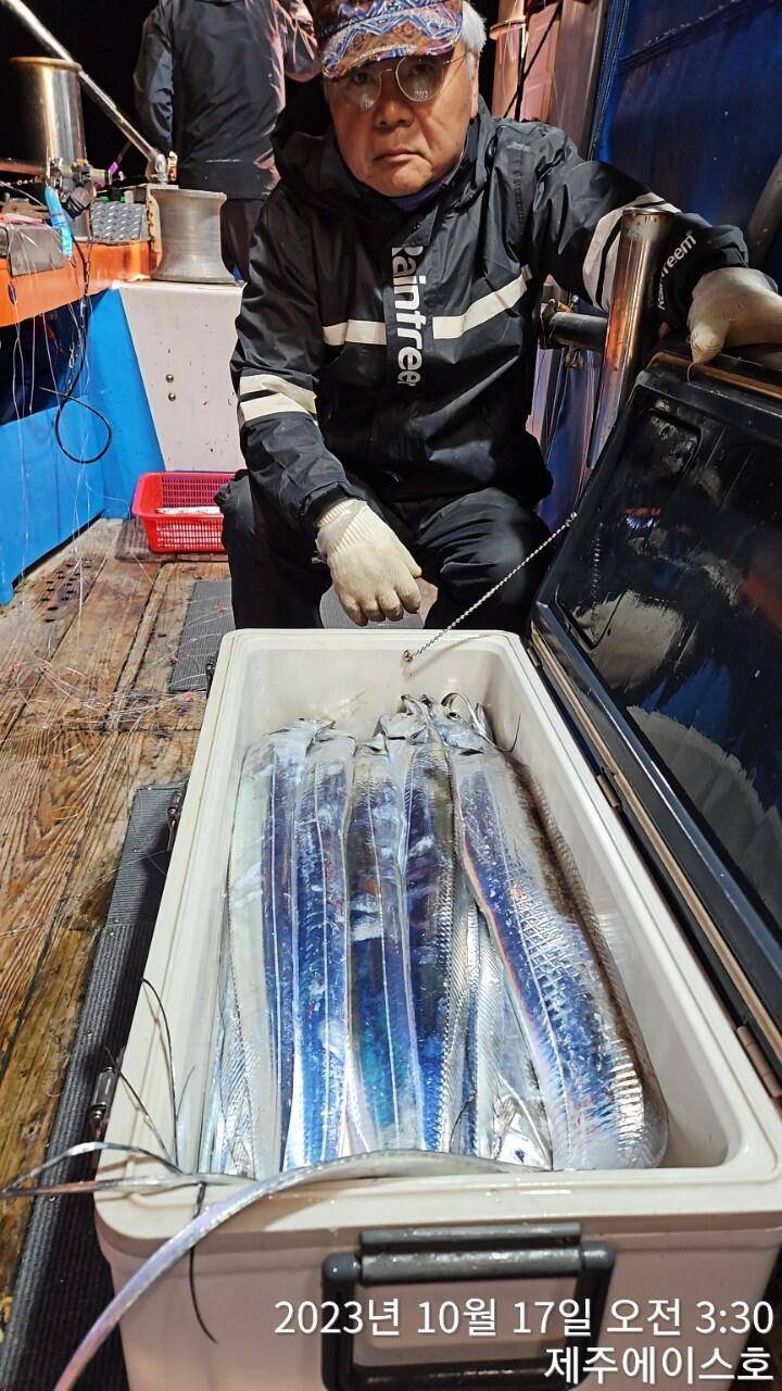 제주에이스호16일갈치조황입니다문의0103548347201038603472 (조황조행기 - 바다선상조황)