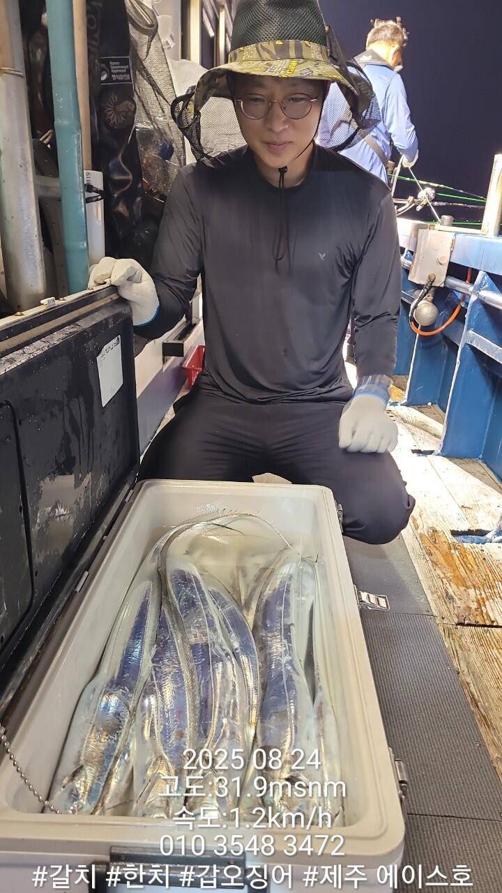 제주에이스호8월23일제주갈치조황입니다010 35483472010 3860 3472977톤22인승12석운전좌석봉돌투등기장착 청결은보장 (조황조행기 - 바다선상조황)