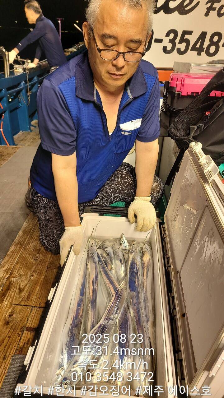 제주에이스호8월22일제주갈치조황입니다010 35483472010 3860 3472977톤22인승12석운전좌석봉돌투등기장착 청결은보장 (조황조행기 - 바다선상조황)