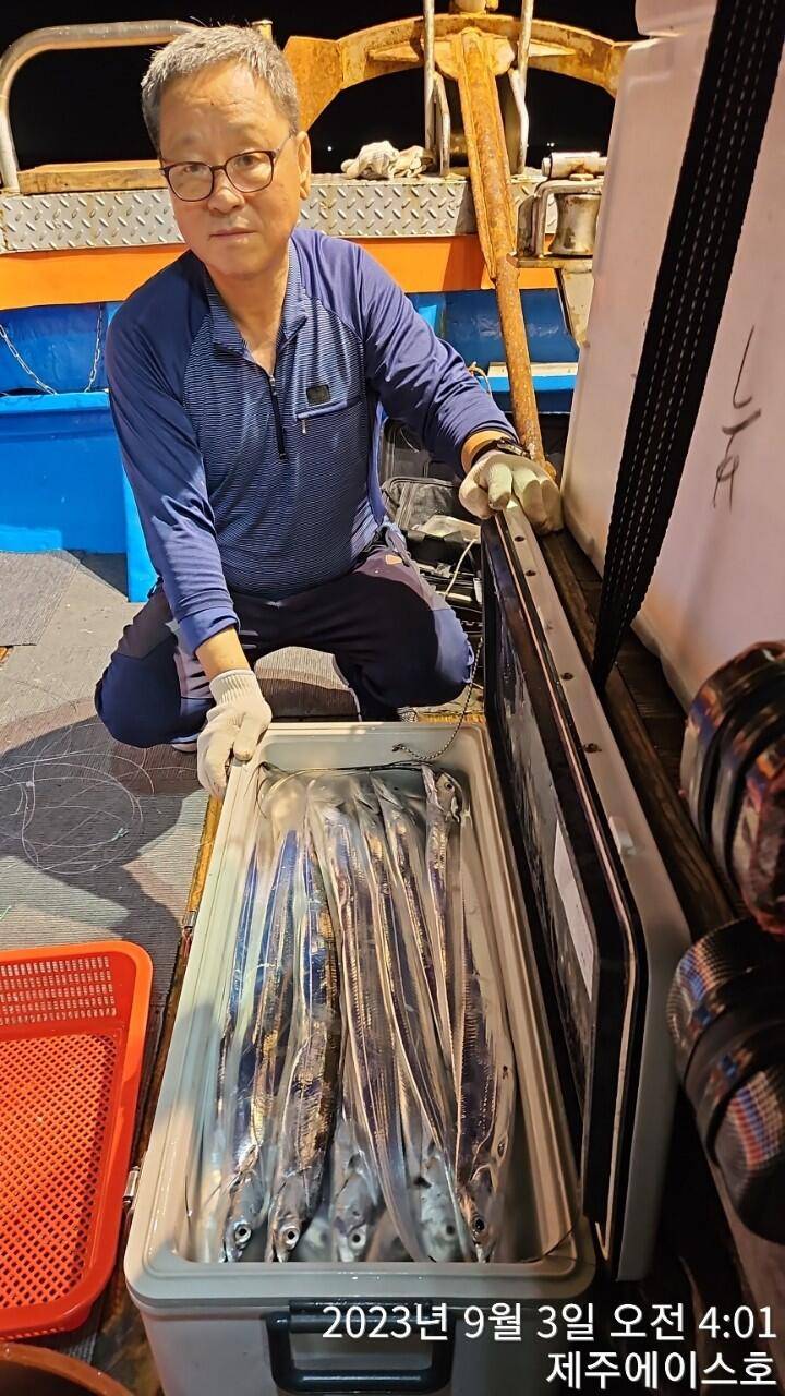 제주에이스호2일쿨러가득갈치조왕입니다문의0103548347201038606472 (조황조행기 - 바다선상조황)