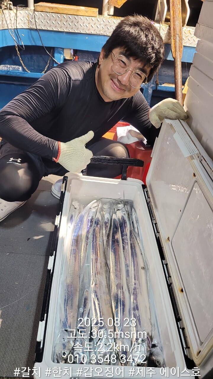 제주에이스호8월22일제주갈치조황입니다010 35483472010 3860 3472977톤22인승12석운전좌석봉돌투등기장착 청결은보장 (조황조행기 - 바다선상조황)