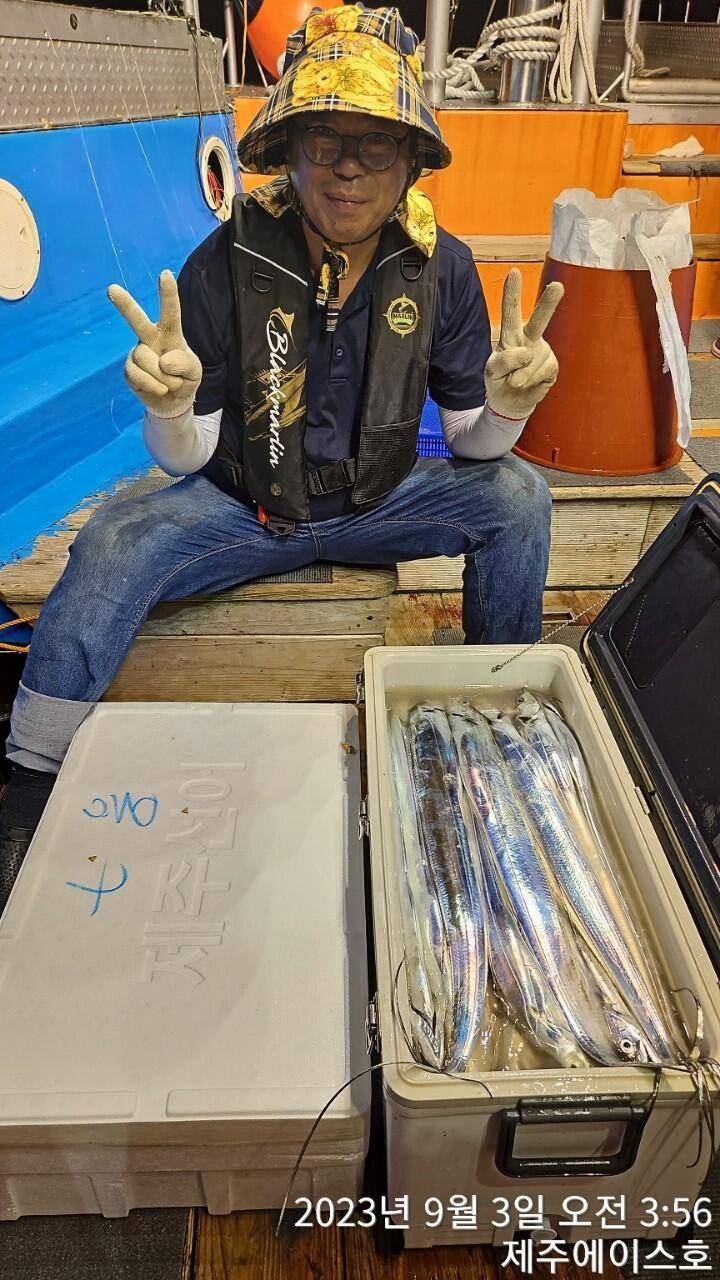 제주에이스호2일쿨러가득갈치조왕입니다문의0103548347201038606472 (조황조행기 - 바다선상조황)