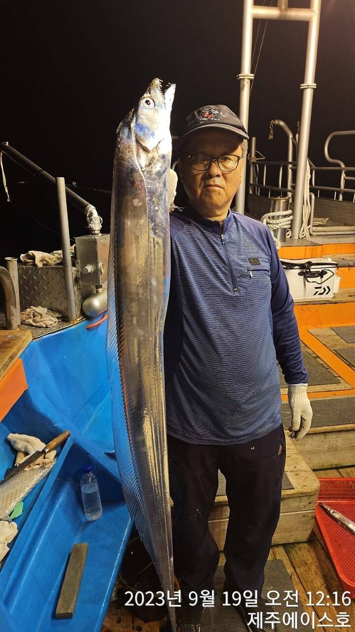 제주에이스호18일오늘도쿨러가득갈치조황입니다 문의0103548347201038603472 (조황조행기 - 바다선상조황)