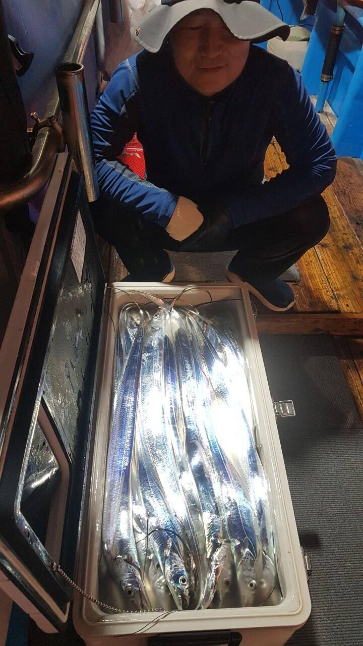 제주에이스호22일대갈치사냥다녀왔습니다전좌석봉동투승기장착무료이용문의0103548347201038603472 (조황조행기 - 바다선상조황)