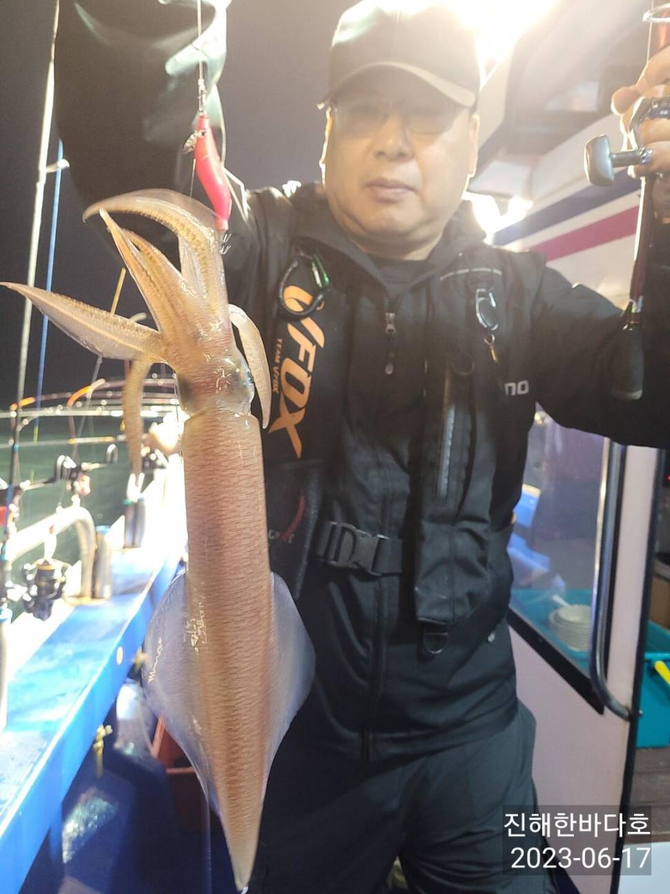 진해 한치낚시 시원하게 들어오는 입질에 전원 찐한손맛 보시며 즐기고왔습니다 (조황조행기 - 바다선상조황)