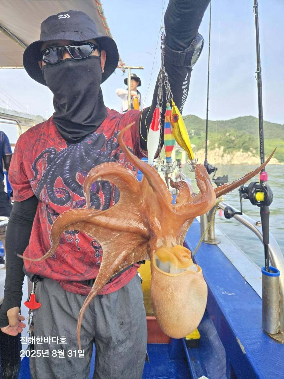 진해문어낚시 묵직하게 올라오는 돌문어 연타로 뽑아올려주시며 찐한 손맛보고왔습니다0 (조황조행기 - 바다선상조황)