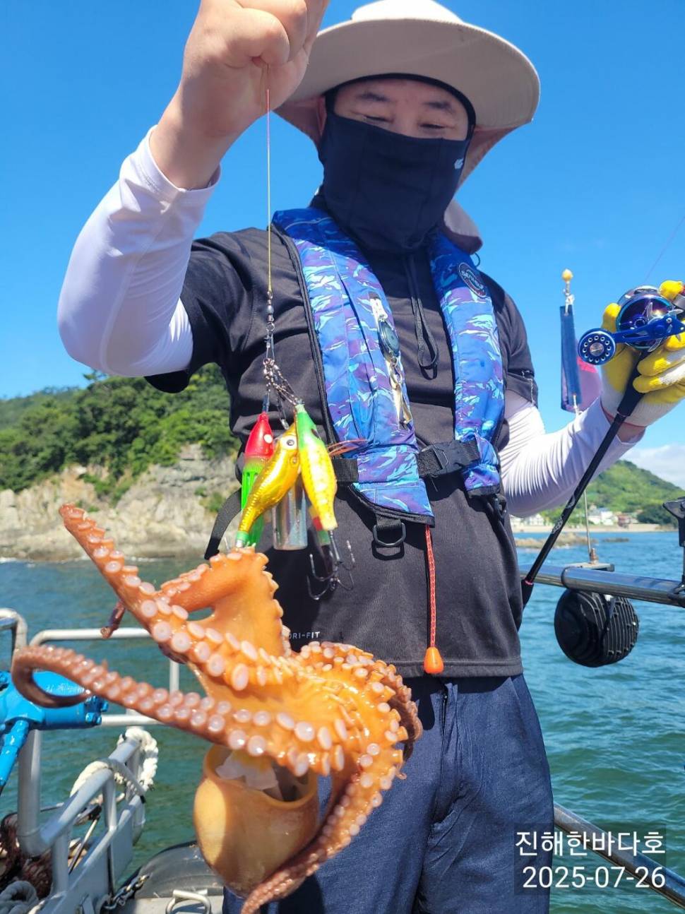 오늘도 활성도좋게 올라오는 돌문어 쭉 뜯어올려주시며 찐한 손맛보고 왔습니다0 (조황조행기 - 바다선상조황)