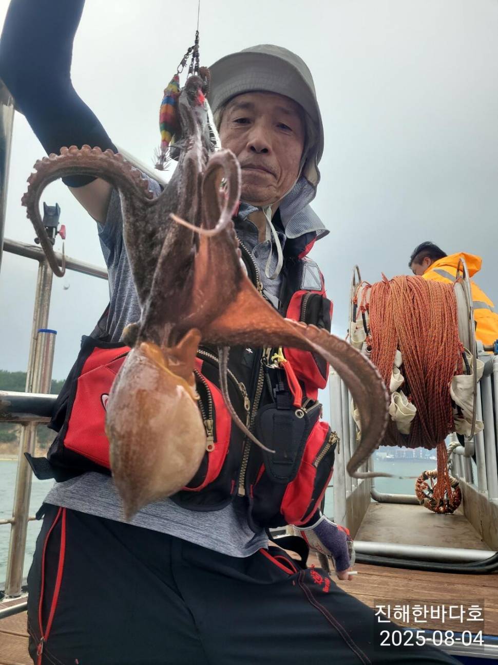 진해한바다호 오늘도 손맛 끝내주는 돌문어 쭉쭉 뽑아올려주시며 찐한 손맛 보고왔습니다0 (조황조행기 - 바다선상조황)