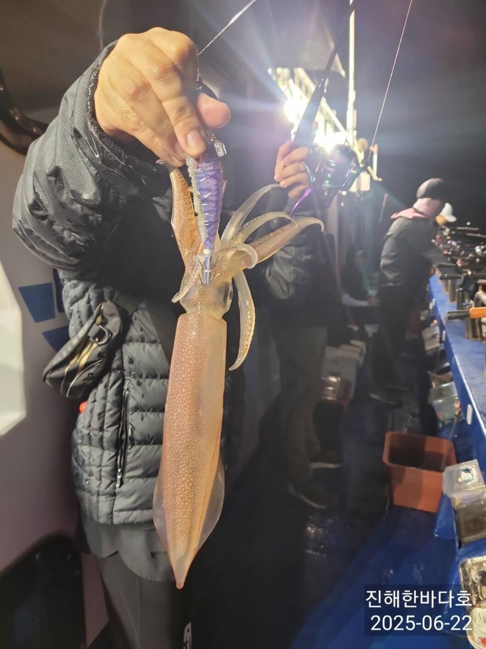 밤새 꾸준하게 올라오는 한치 쭉 뽑아올릴때의 짜릿한손맛 오늘도 달립니다0 (조황조행기 - 바다선상조황)