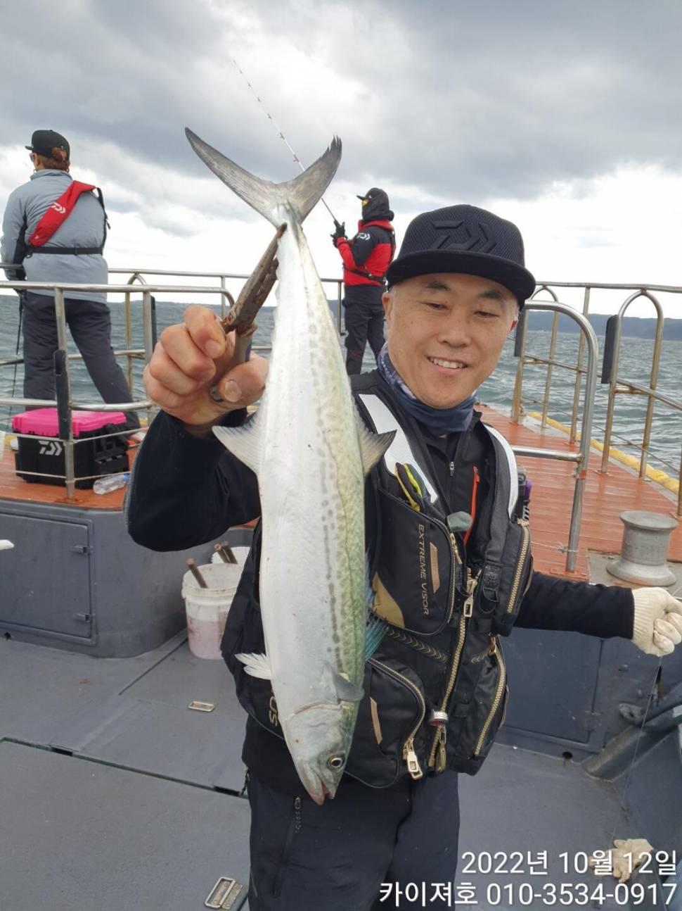카이져호12일 오후 중삼치로 퍼서 담고 조기 입항 (조황조행기 - 바다선상조황)