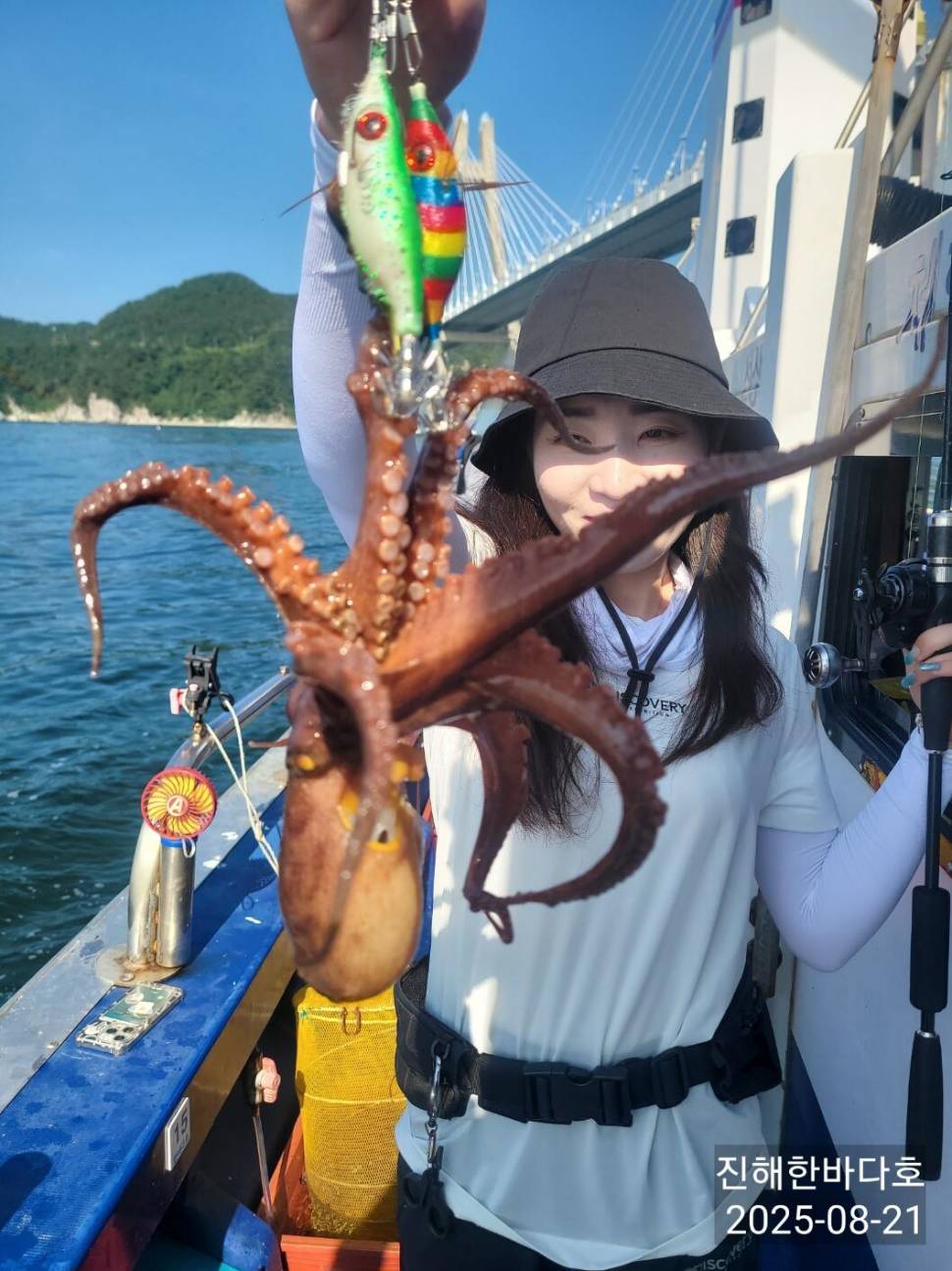 진해문어낚시오늘도 손맛 끝내주는 돌문어 쭉쭉 뽑아올려주시며 찐한 손맛 보고왔습니다0 (조황조행기 - 바다선상조황)
