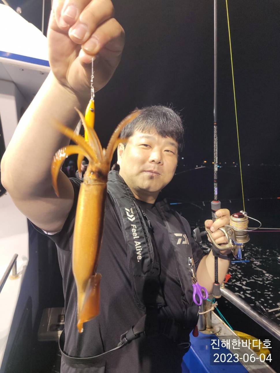 진해 화살촉오징어낚시 쭉쭉 당기는 화살촉오징어 손맛 보고왔습니다0 (조황조행기 - 바다선상조황)