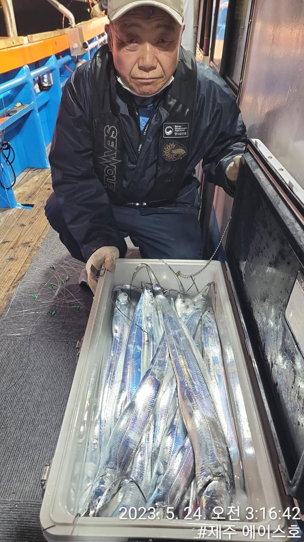 제주에이스호23일씨알굵은대갈치 쿨러가득조황 입니다 전좌석봉돌투승기장착12석운영 (조황조행기 - 바다선상조황)