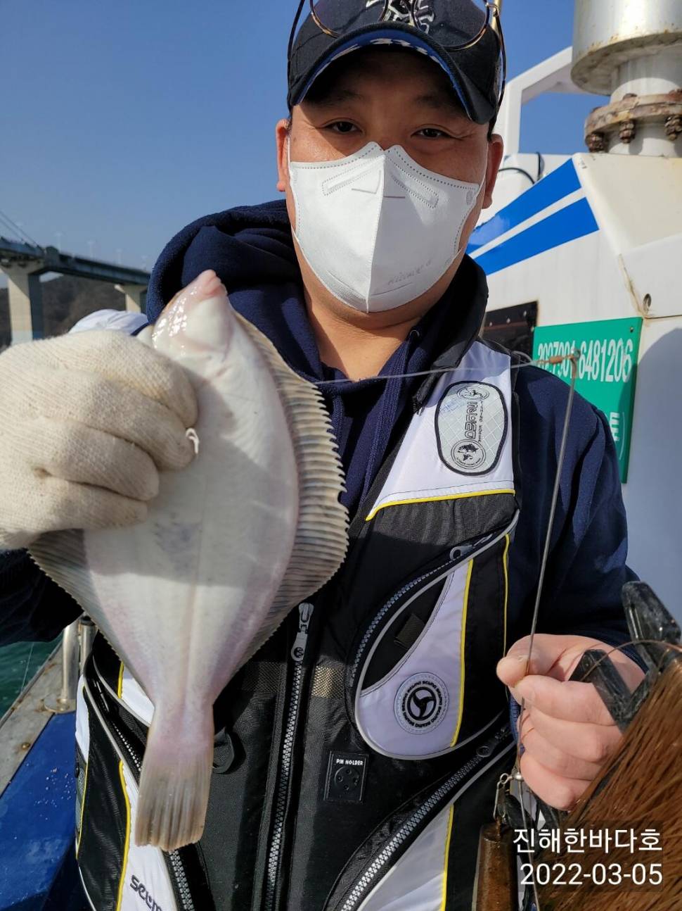강풍속에서도 후두둑 올라오는 도다리 초보 조우님들도 짜릿한 손맛 보시며 기분좋게 열낚 즐낚 하고왔습니다0 (조황조행기 - 바다선상조황)
