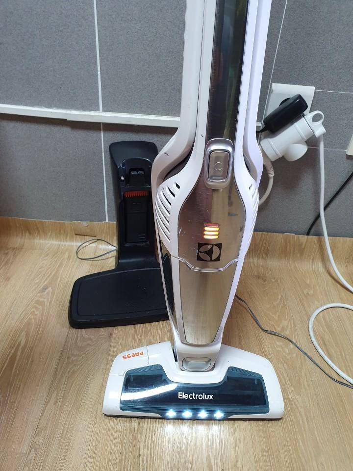 일렉트로룩스 리튬 청소기 zb3014 (중고장터 - 비낚시용품)