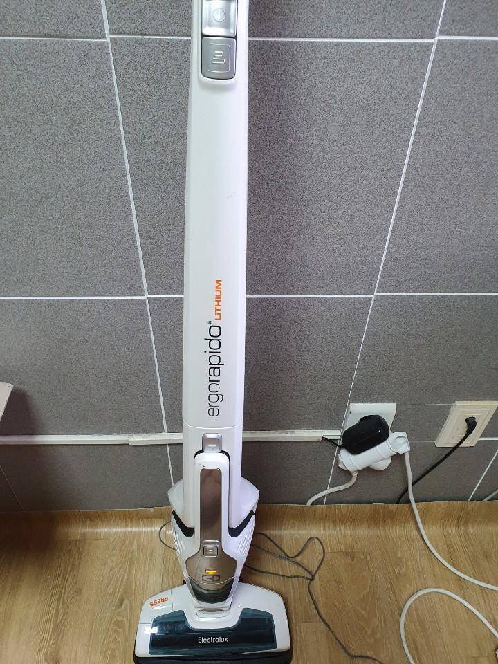 일렉트로룩스 리튬 청소기 zb3014 (중고장터 - 비낚시용품)
