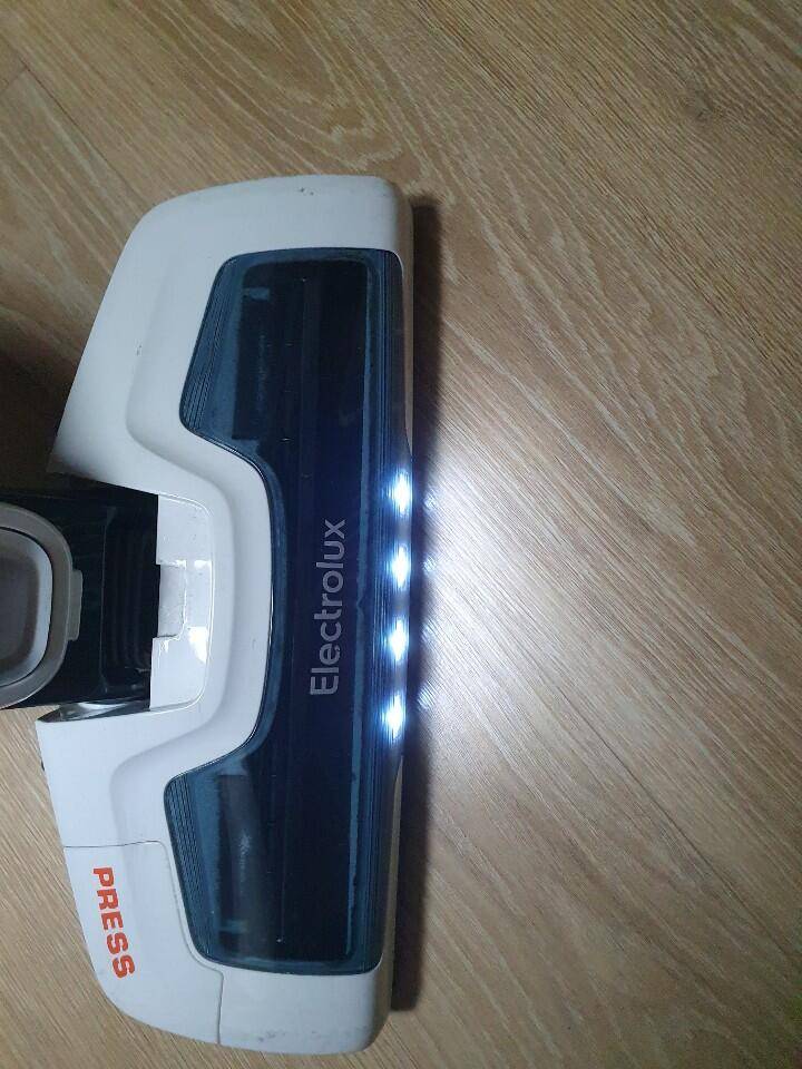 일렉트로룩스 144v 리튬 청소기 (중고장터 - 비낚시용품)