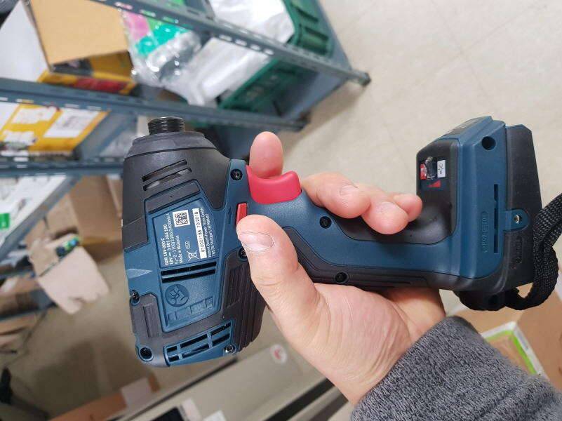 보쉬 임팩 드릴 본체만 팝니다 GDR 18V 200C 배터리 충전기는 없습니다 (중고장터 - 비낚시용품)