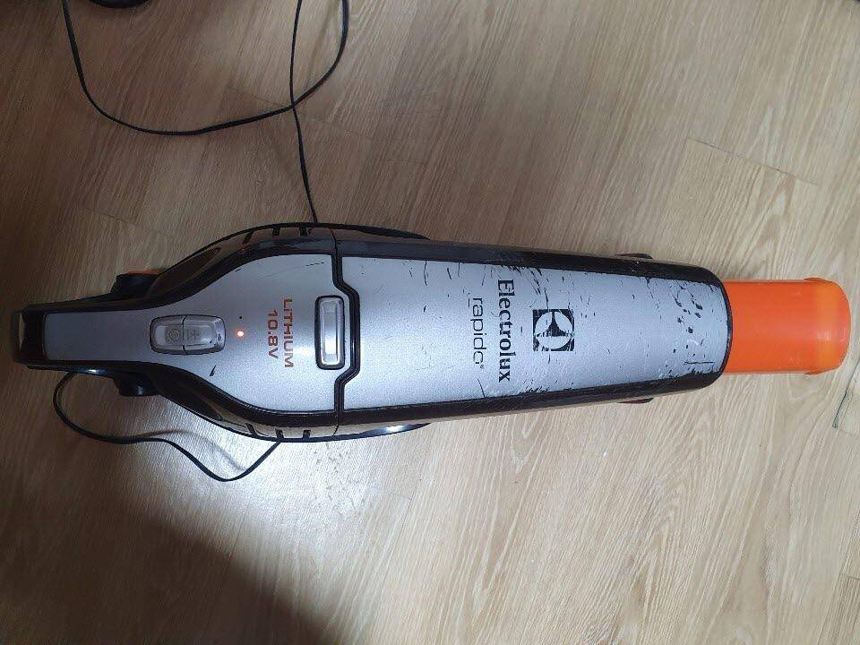 일렉트로룩스 108v 리튬이온 핸디형 청소기 (중고장터 - 비낚시용품)