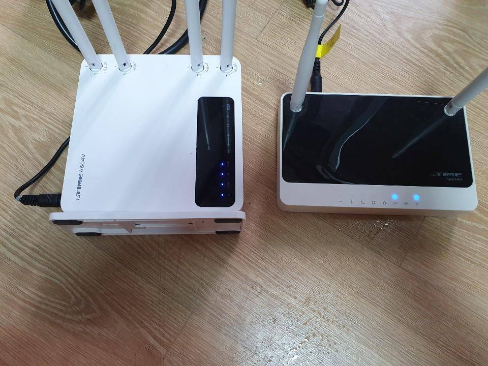아이피타임 a604v 5g공유기안테나4개 외 1종 (중고장터 - 비낚시용품)