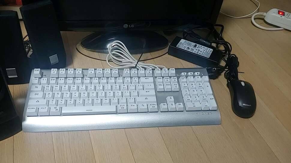 22인치 LG 모니터외 주변기기 (중고장터 - 비낚시용품)