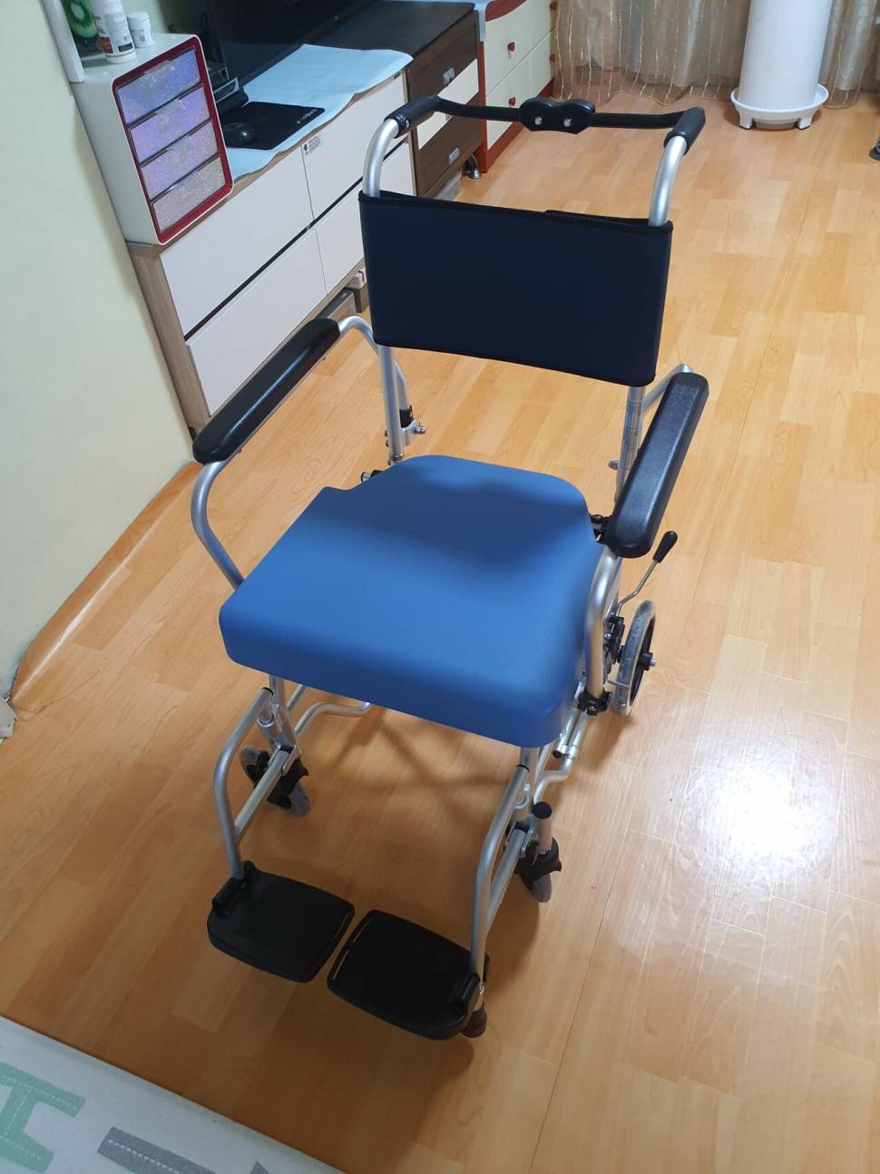 미키코리아접이식 휠체어 (중고장터 - 비낚시용품)