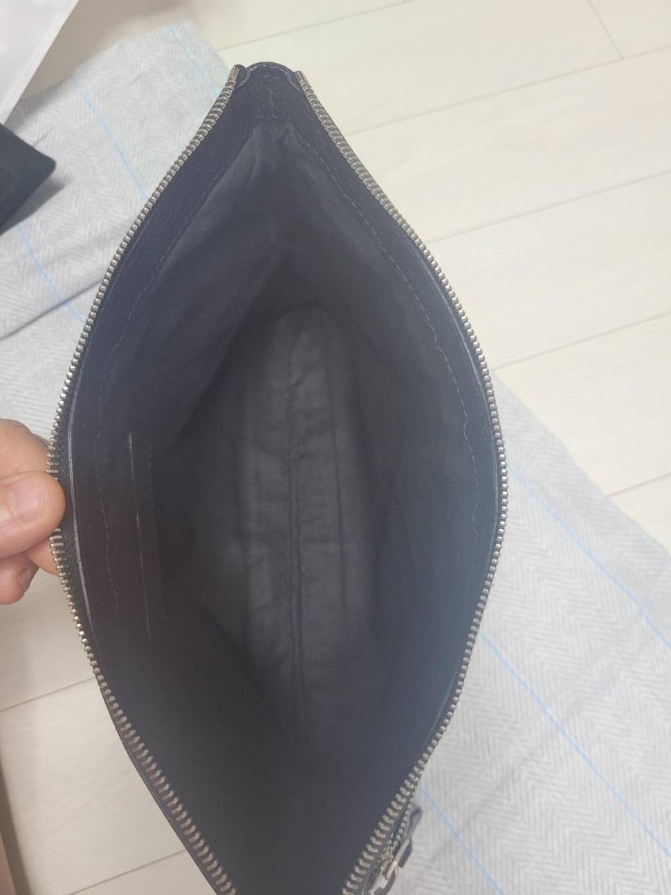발렌시아가 클러치팝니다 (중고장터 - 비낚시용품)