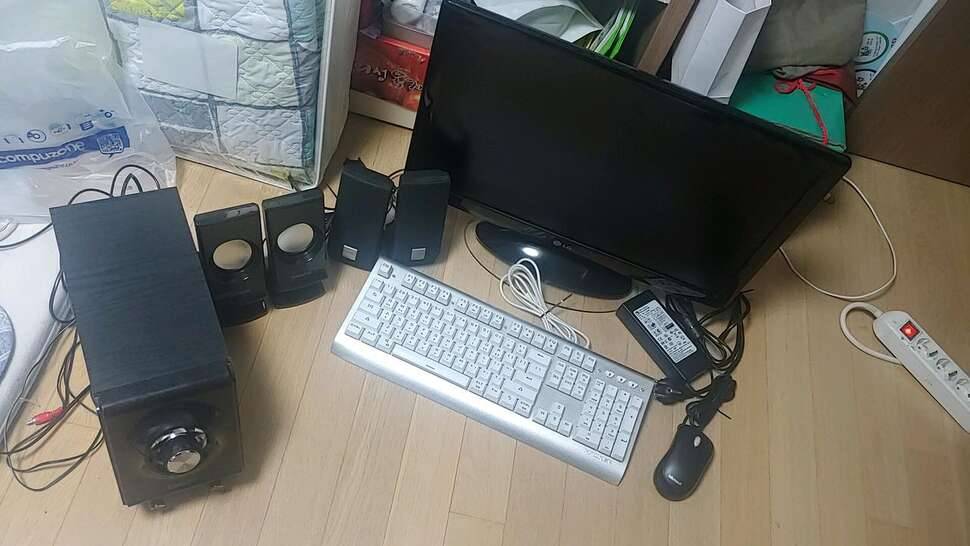 22인치 LG 모니터외 주변기기 (중고장터 - 비낚시용품)